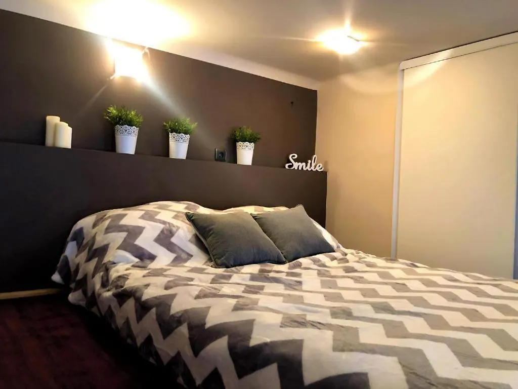 Wilcza 54: Central Private Apartment with Balcony Warsaw